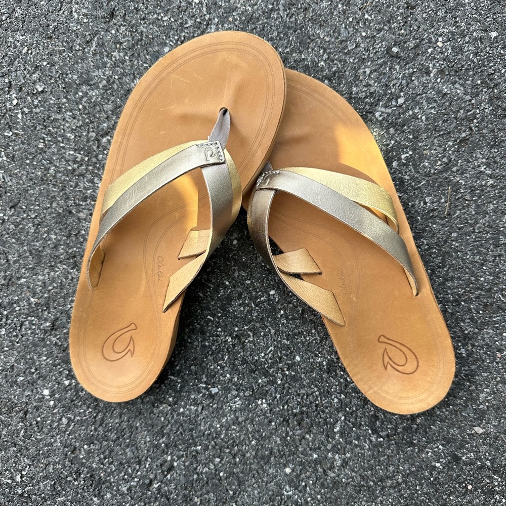 Olukai Womens Double Strap Sandal in Silver/Gold size 8 Tiki Vacay Hawaii